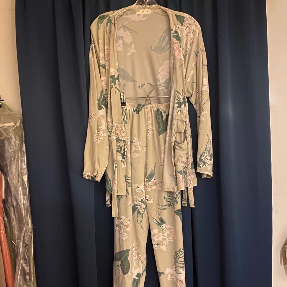 Pale green flower cardigan and pants set